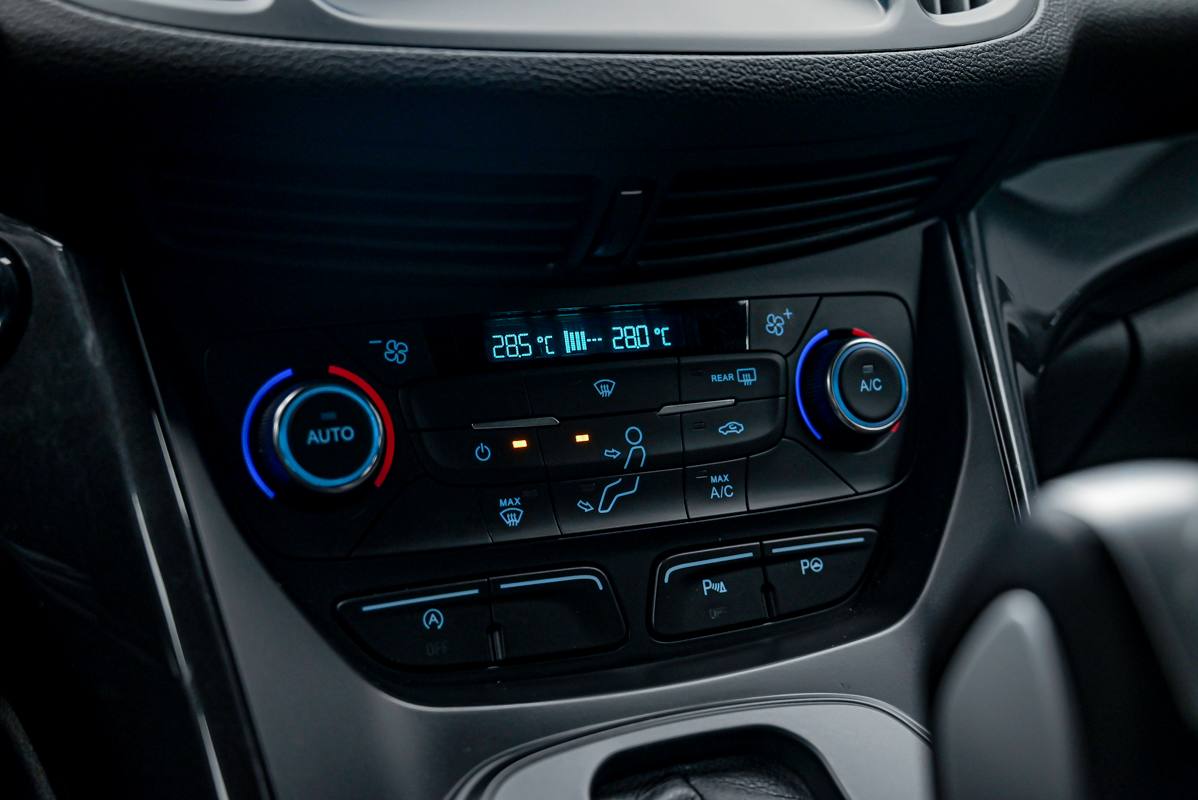 Ford Kuga 2017, Diesel, 247 000 km – foto 11